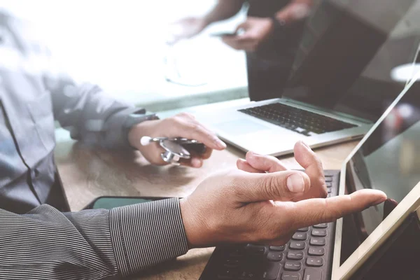 Konzept für die Teambesprechung des medizintechnischen Netzwerks. Arzt Hand wor — Stockfoto