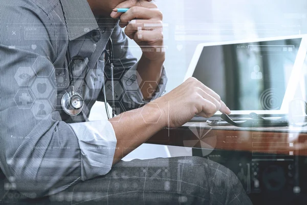 Intelligente Arzthandarbeit mit Smartphone, digitalem Tisch — Stockfoto