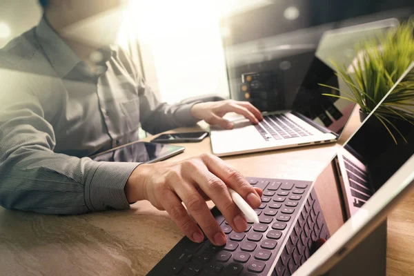 Desenvolvedor terceirizado trabalhando em mármore mesa de trabalho Laptop Comput — Fotografia de Stock