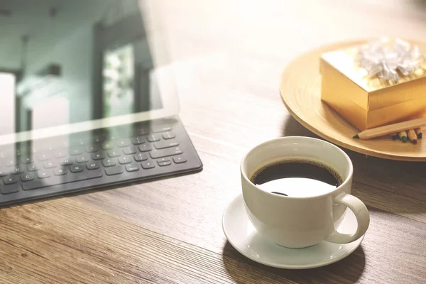 Tazza da caffè e tastiera intelligente da tavolo digitale dock, confezione regalo oro a — Foto Stock