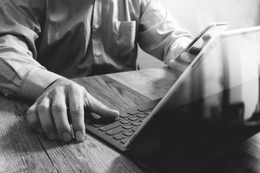 akıllı telefon, dijital tablet sma yerleştirme kullanarak başarı işadamı