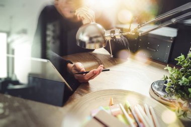 VoIP mezartaşı ile dijital tablet bilgisayar yerleştirme zeki kullanan adam