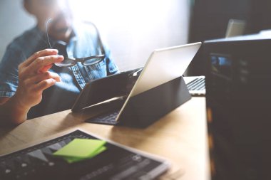 Web sitesi tasarımcısı dijital tablet ve bilgisayar laptop ile çalışma