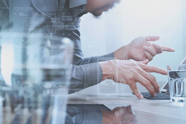 Webové stránky designér pracuje digitální tabletu a přenosný počítač s — Stock fotografie