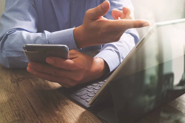 Éxito hombre de negocios mano usando el teléfono inteligente, acoplamiento de tableta digital — Foto de Stock