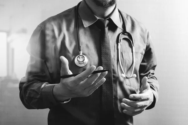 Smart medical doctor holding digital tablet computer,stethoscope — Stock Photo, Image