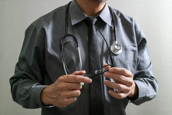 Smart lekarza przytrzymanie stetoskop, widok z przodu, okularów, fi — Zdjęcie stockowe