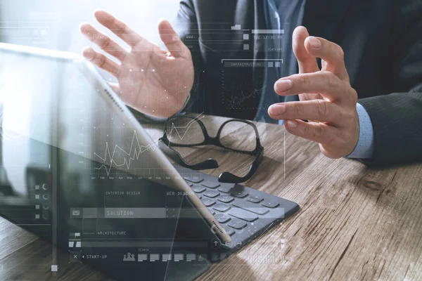 Éxito hombre de negocios mano usando gafas, tableta digital acoplamiento s — Foto de Stock