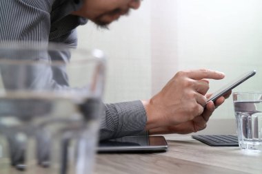 İşadamı el kullanarak mobil ödeme online alışveriş, kalem, om