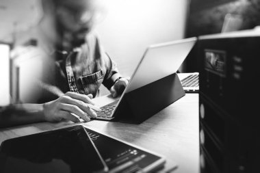 Co çalışma süreci, yaratıcı ofisinde çalışan girişimci takım