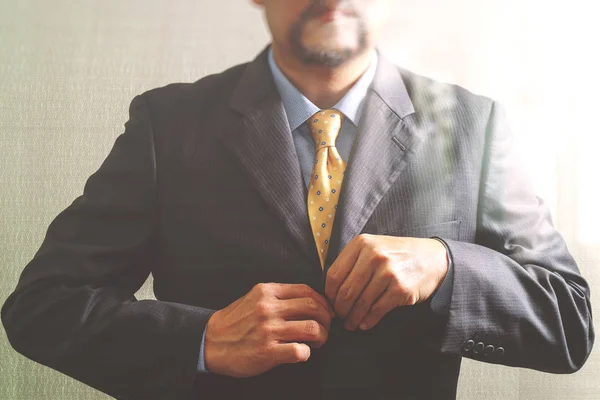Homme d'affaires ajustant la cravate, vue de face, pas de tête. Concept de travail — Photo