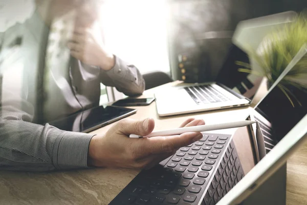 Uitbesteden van ontwikkelaar bezig met marmer bureau werken Laptop Comput — Stockfoto