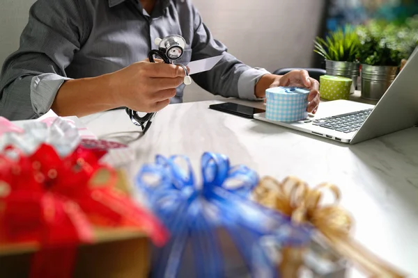 Veren, tıbbi doktor el kredi kartı ve el ile g ile hediye