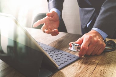 Akıllı tıp doktoru el akıllı telefon, dijital tablo ile çalışma