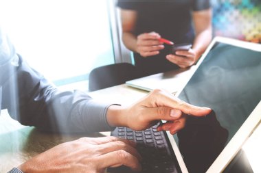 iki meslektaşım web tasarımcısı tartışırken veri ve dijital tablet yapmak