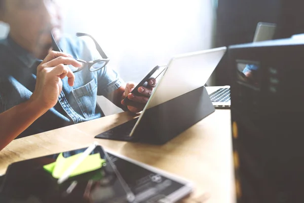 Website designer working digital tablet and computer laptop with — Stock Photo, Image