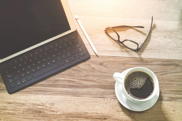 Koffiekopje en digitale tabel dock slimme toetsenbord, brillen, styl — Stockfoto