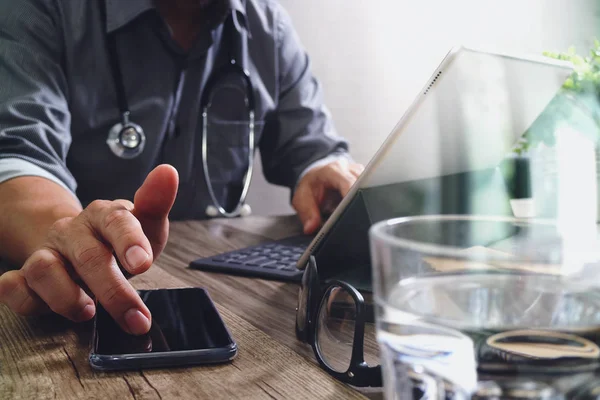 Médico inteligente mano trabajando con el teléfono inteligente, mesa digital — Foto de Stock