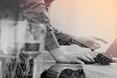 Adamın dijital tablet co ile VoIP kulaklık kullanarak çift pozlama