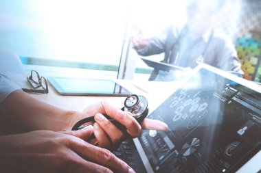 Tıbbi teknoloji ağ takım toplantı kavramı. Doktor el wor