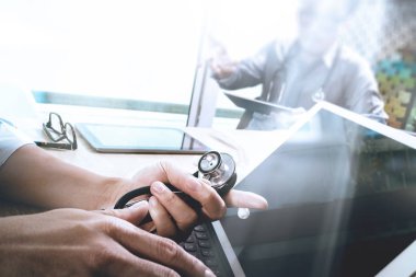 Tıbbi teknoloji ağ takım toplantı kavramı. Doktor el wor