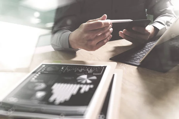 Zakenman hand werk concept. Documenten financieren grafische char — Stockfoto