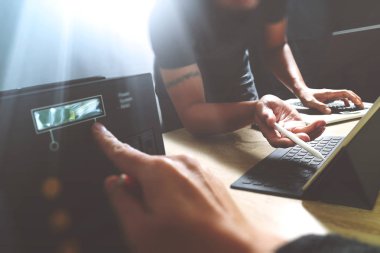 Başlangıç programlama takım. Web sitesi tasarımcısı dijital tablo çalışma