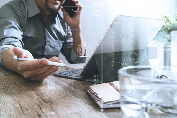 akıllı telefon, stylus kalem, dijital ta kullanarak başarı iş adamı ele