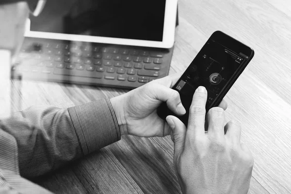 Primer plano de la mano utilizando pagos móviles compras en línea, omni chan — Foto de Stock