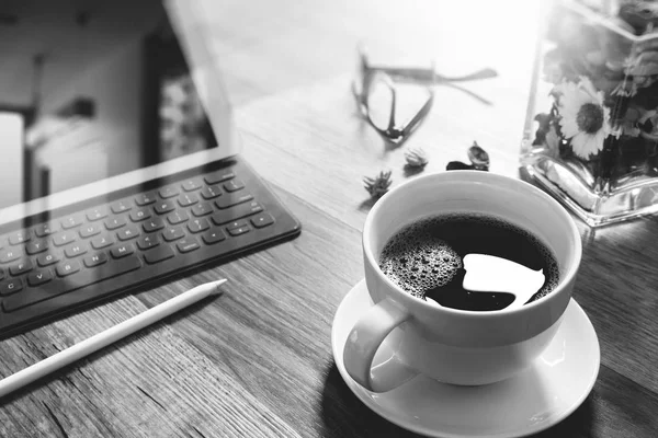 Tasse à café et numérique table dock clavier intelligent, vase fleur son — Photo