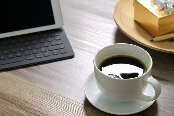 Copo de café e tablet digital doca teclado inteligente, caixa de presente de ouro — Fotografia de Stock