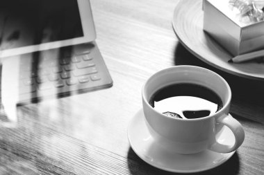 Kahve fincanı ve dijital tablet akıllı klavye, altın hediye kutusu yerleştirme 