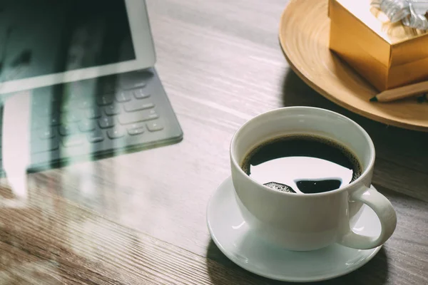 コーヒー カップとデジタル タブレット ドック スマート キーボード、ゴールド ギフト ボックス — ストック写真