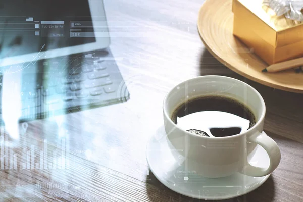 Tasse à café et tablette numérique dock clavier intelligent, boîte cadeau en or — Photo