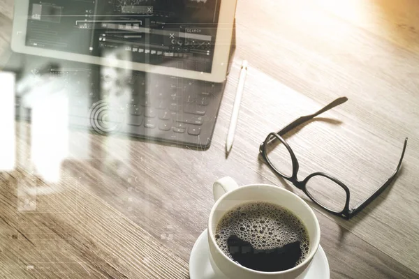 Koffiekopje en digitale tabel dock slimme toetsenbord, brillen, styl — Stockfoto