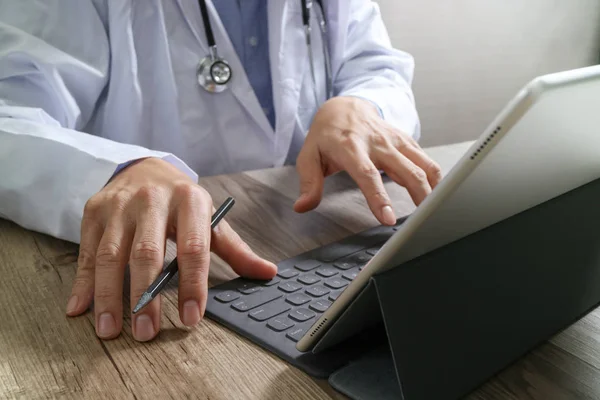 Médico inteligente mano trabajando con el teléfono inteligente, mesa digital — Foto de Stock