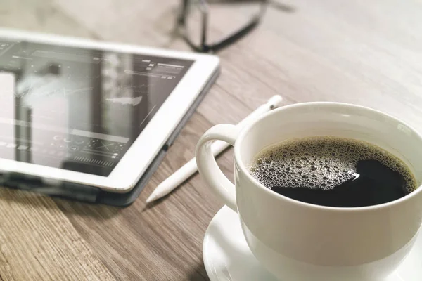 Tazza da caffè e tavolo digitale dock tastiera intelligente, occhiali, styl — Foto Stock