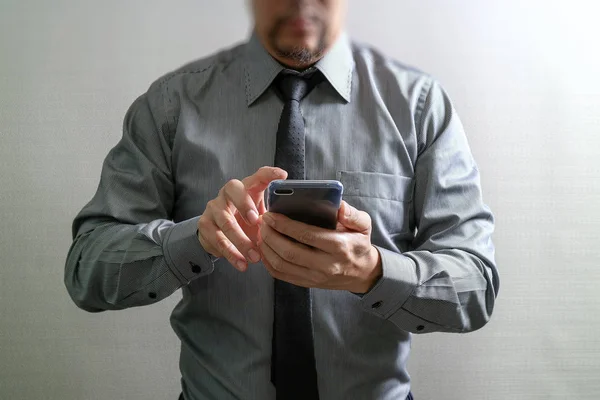 Hombre de negocios de éxito utilizando el teléfono inteligente, vista frontal, efecto de filtro — Foto de Stock