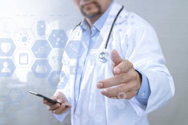 Tıbbi teknoloji kavramı. Doktor el ile modern zeki çalışma