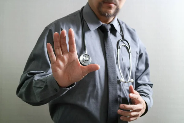Розумний лікар відкриває руку, сенсорний екран комп'ютера, стадія — стокове фото
