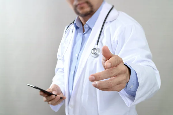 Il concetto di tecnologia medica. Medico mano lavorare con moderno smar — Foto Stock