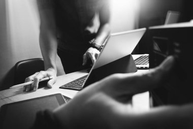 işadamı el kullanarak akıllı telefon, mobil ödeme online alışveriş, omni kanal, dijital tablet yerleştirme klavye bilgisayar, sıkıştırılmış sunucu 