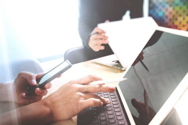 iki meslektaşım web tasarımcısı tartışırken veri ve dijital tablet yapmak