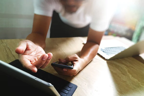 Diseñador usando teléfono inteligente y teclado dock tableta digital con — Foto de Stock