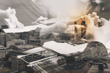 iki meslektaşım web tasarımcısı veri ve dijital tablet tartışırken bir