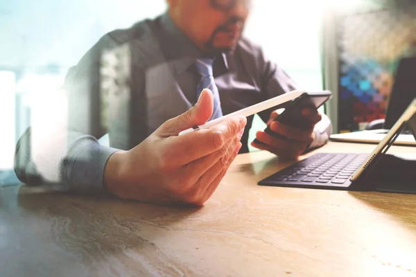 Homem de negócios trabalhando com novo start-up project.using smartphone — Fotografia de Stock