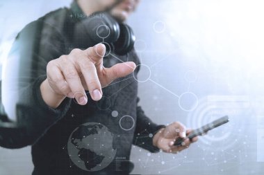 Akıllı fon tutan hayali bir düğmeye basarak işadamı el