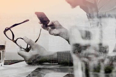 Mobil ödeme kullanma online iş adamı el çift pozlama