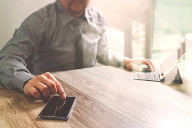 akıllı telefon ve klavye kullanarak işadamı dijital tablet yerleştirin. W