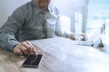 akıllı telefon ve klavye kullanarak işadamı dijital tablet yerleştirin. W